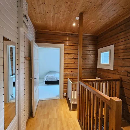 Rauhallinen Asunto Maalla, Navetan Paeaedyssae. Muurame